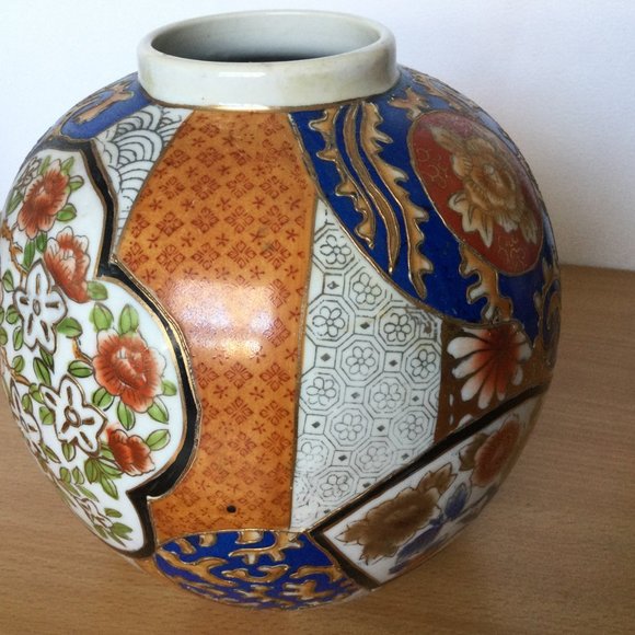 vintage Chinese Imari style ceramic jar vase round hand painted gold red blue - Picture 4 of 7